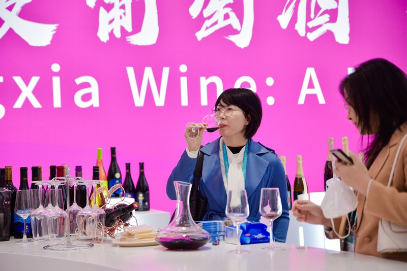 嘉賓現場品鑒葡萄酒。寧夏商務廳供圖