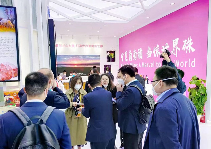 寧夏交易團向參展嘉賓介紹“六特”展區產品。寧夏商務廳供圖