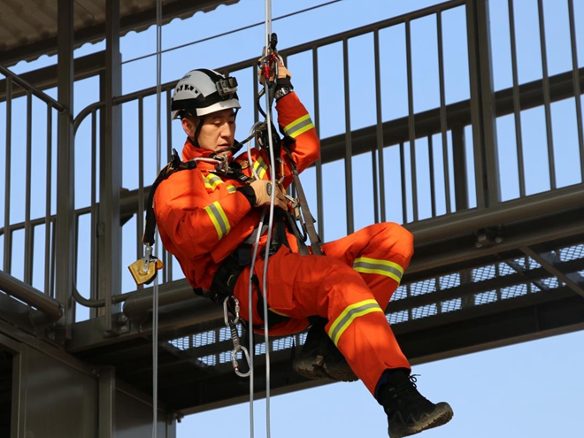 焦瀟瑋開展高空救援技術訓練。