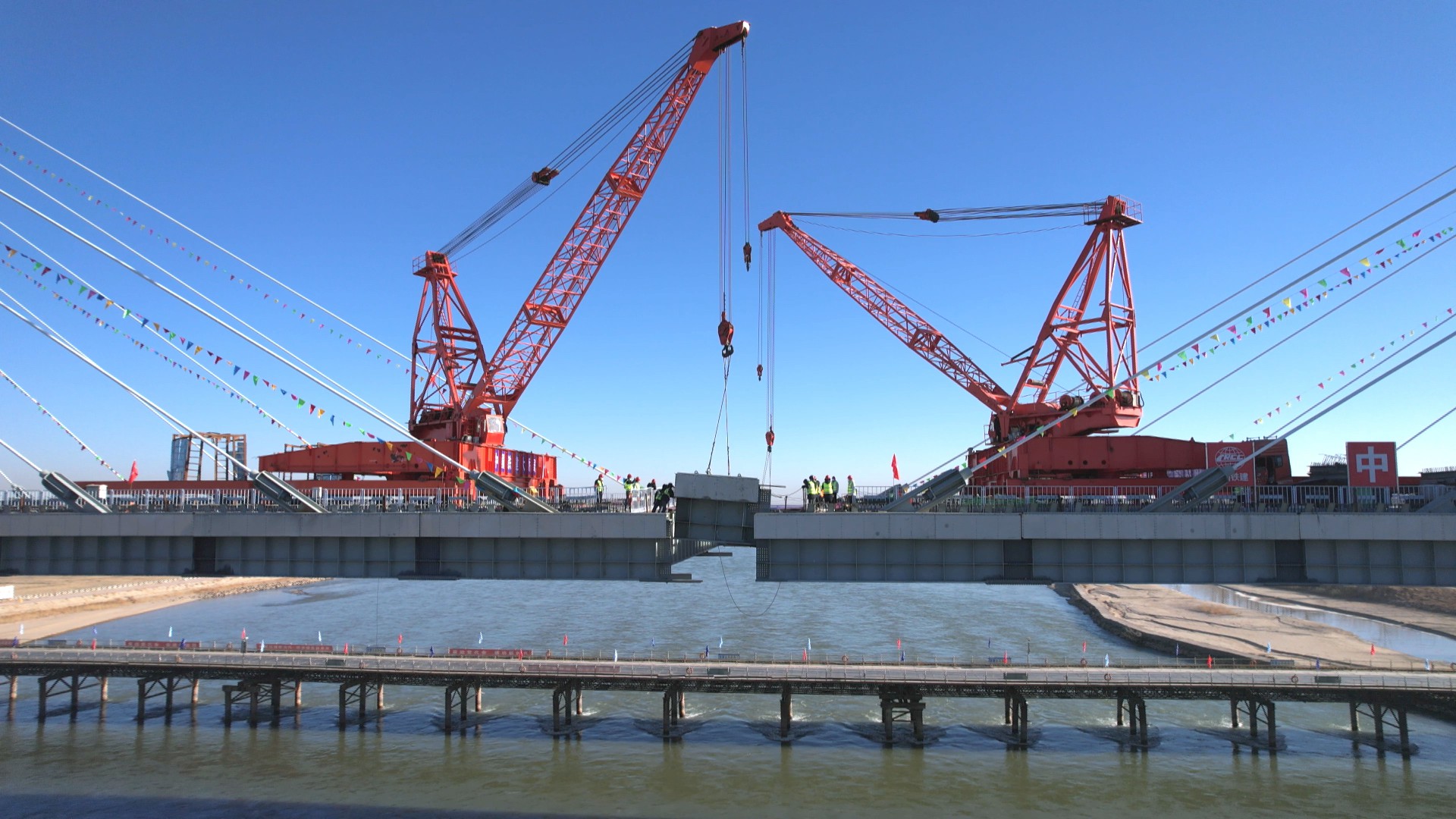 中衛下河沿黃河公路大橋合龍施工現場。中國鐵建大橋局供圖