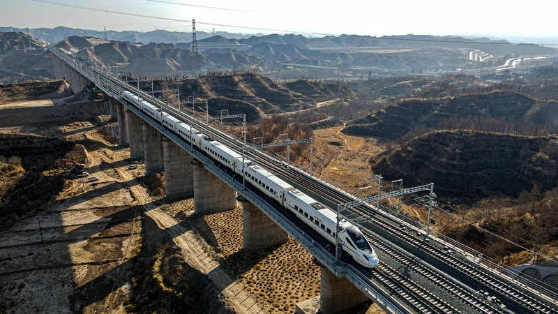 在銀蘭高鐵上行駛的動車。銀川客運段供圖