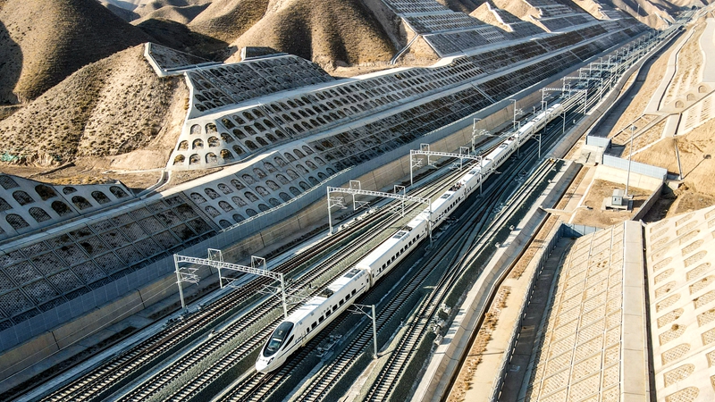 在銀蘭高鐵上行駛的動車。銀川客運段供圖