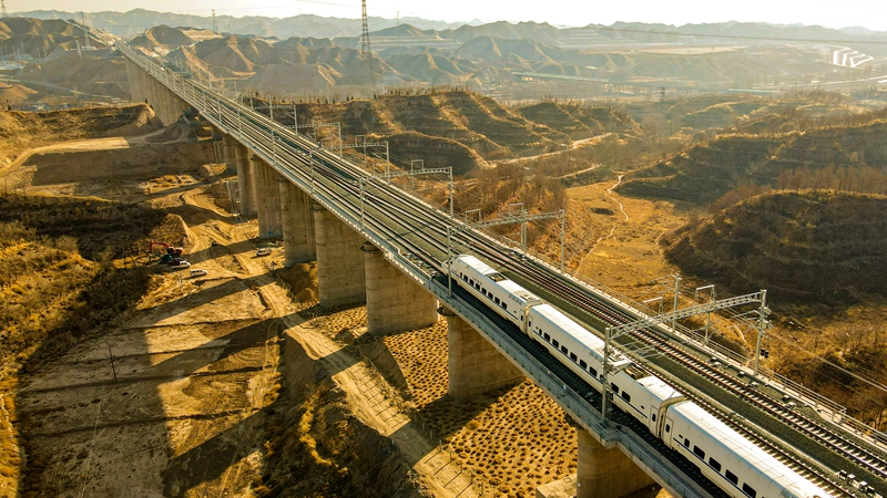 在銀蘭高鐵上行駛的動車。銀川客運段供圖