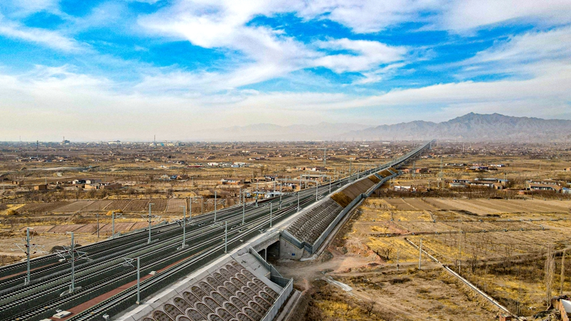 在銀蘭高鐵上行駛的動車。銀川客運段供圖