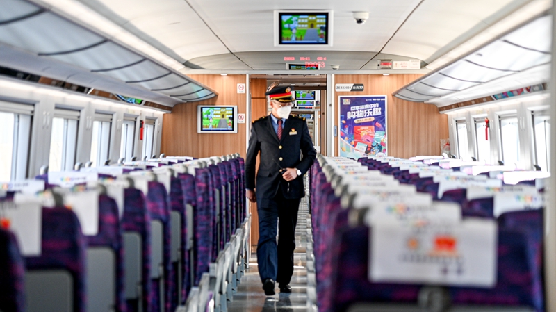 列車員在車上巡視。銀川客運段供圖