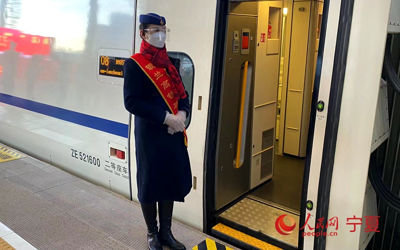 等待檢票的列車員。人民網 梁宏鑫攝