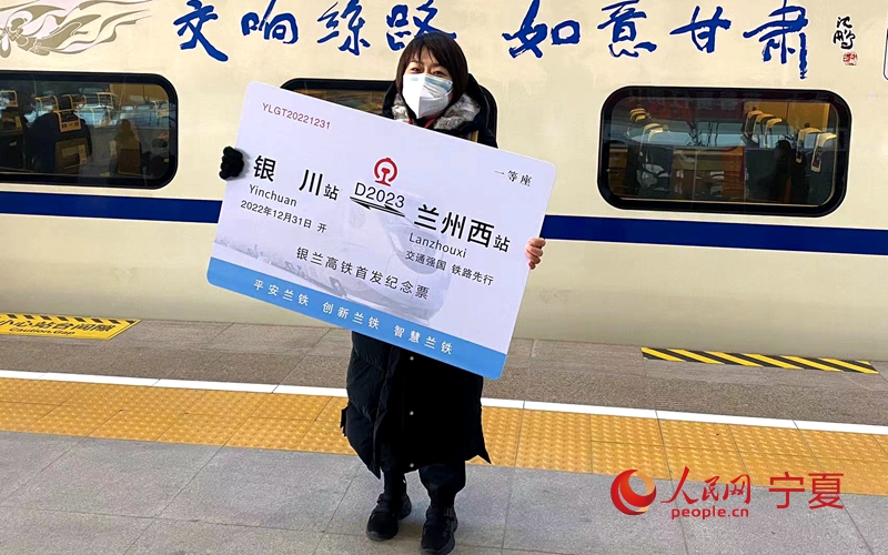 一名游客在車前拍照留念。人民網 梁宏鑫攝