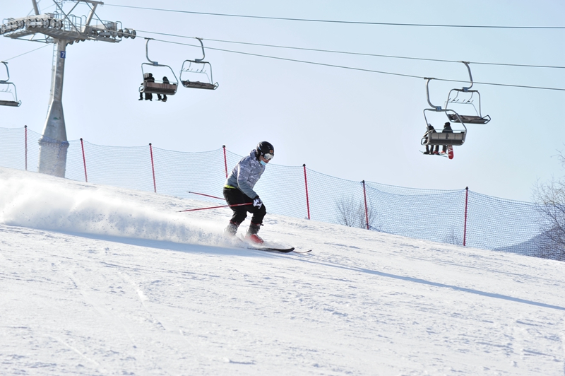 游客正在滑雪。冶寶軍攝