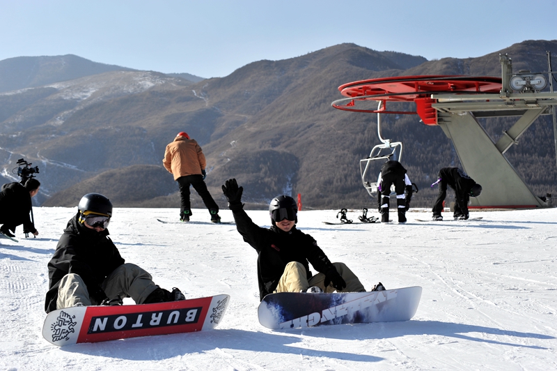 游客正在體驗冰雪運動的魅力。冶寶軍攝