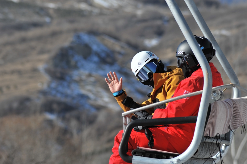 游客正在體驗冰雪運動的魅力。冶寶軍攝