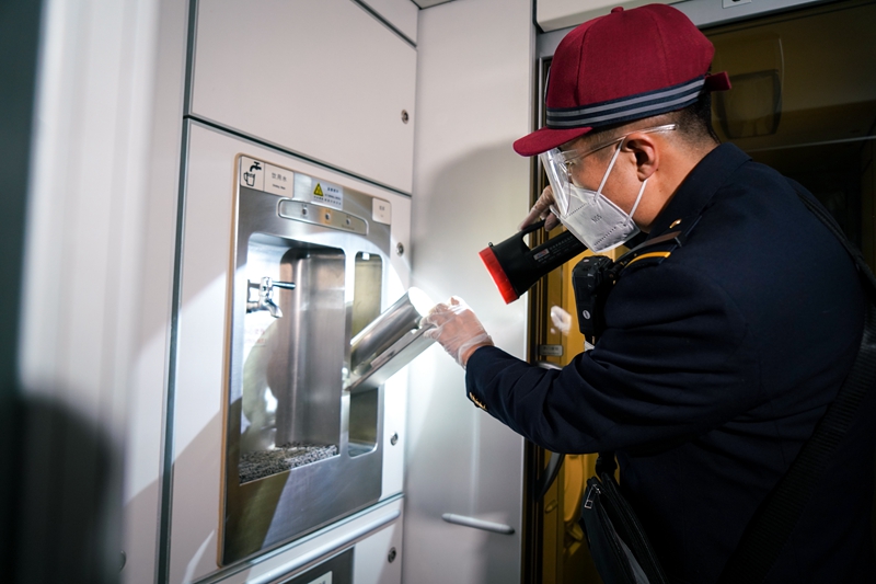 封偉對車廂內熱水爐的性能狀況進行確認。谷天朔攝