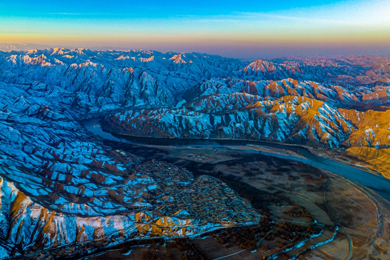 黃河寧夏中衛沙坡頭區香山鄉南長灘村周圍群山銀裝素裹。祁瀛濤 攝