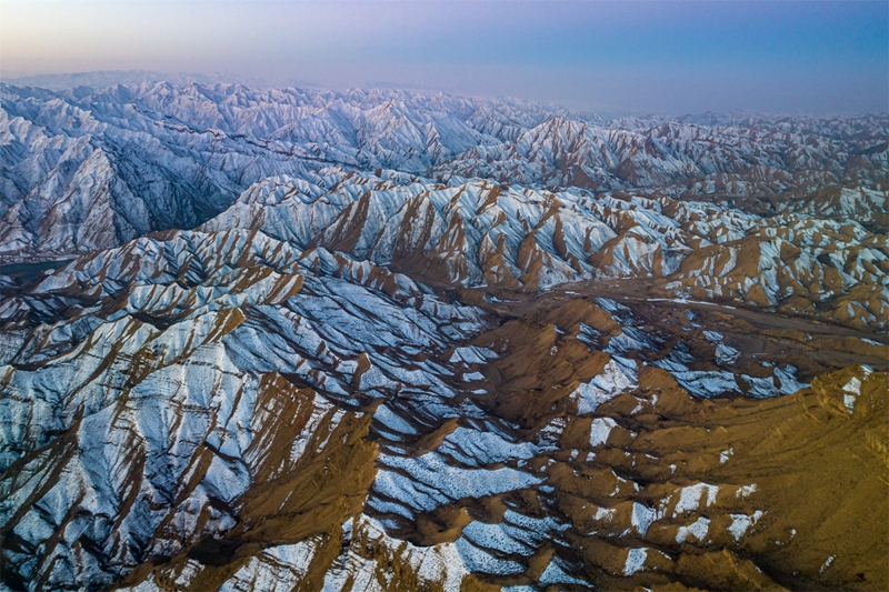 黃河寧夏中衛沙坡頭區香山鄉南長灘村周圍群山銀裝素裹。祁瀛濤 攝