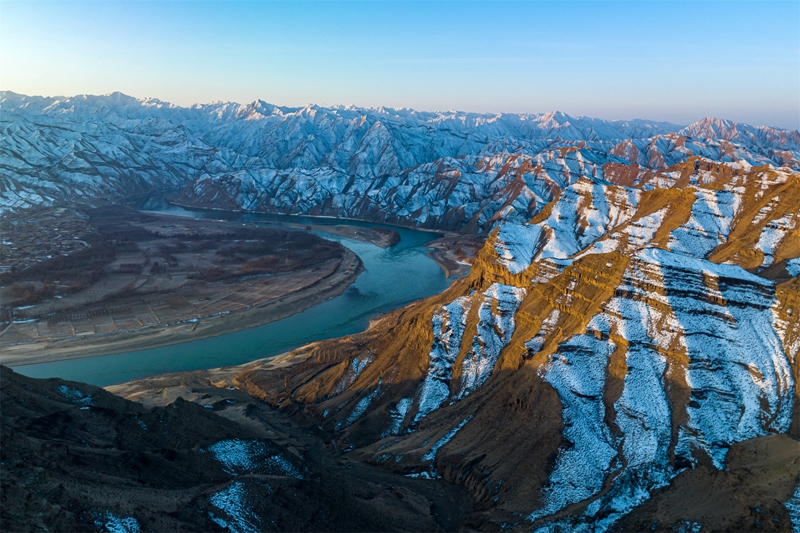 黃河寧夏中衛沙坡頭區香山鄉南長灘村周圍群山銀裝素裹。祁瀛濤 攝