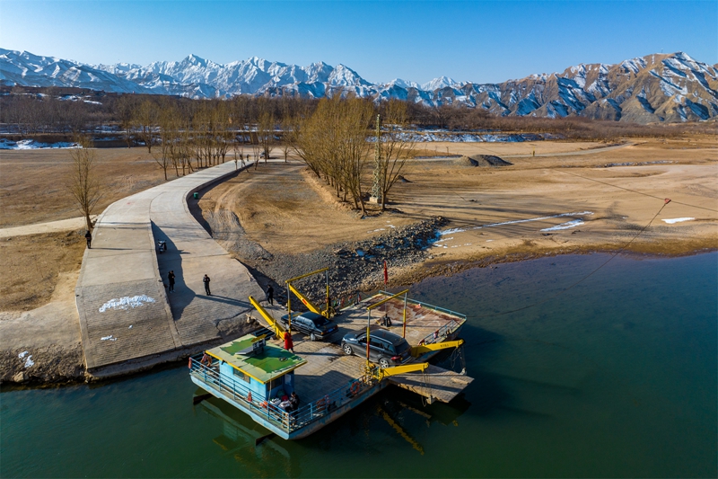 黃河寧夏中衛沙坡頭區香山鄉南長灘村周圍群山銀裝素裹。祁瀛濤 攝