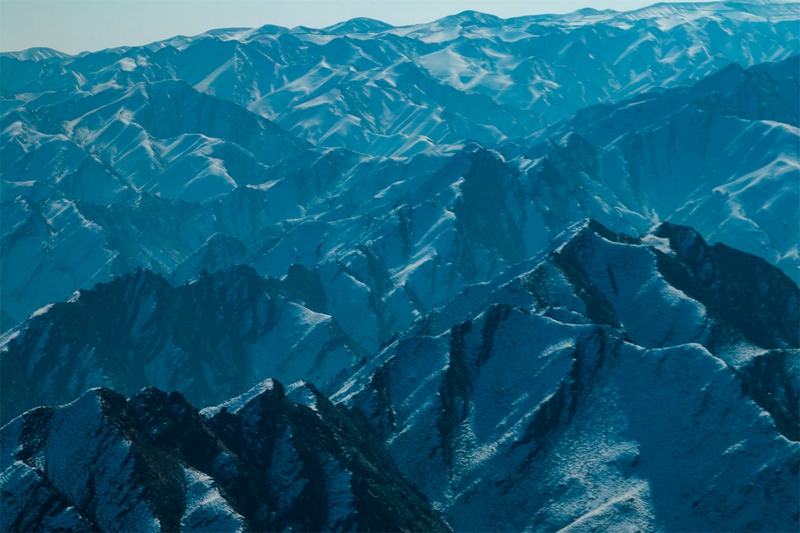 黃河寧夏中衛沙坡頭區香山鄉南長灘村周圍群山銀裝素裹。祁瀛濤 攝