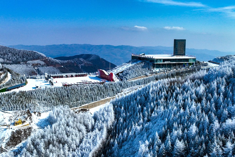 寧夏六盤山現霧凇美景。祁瀛濤攝