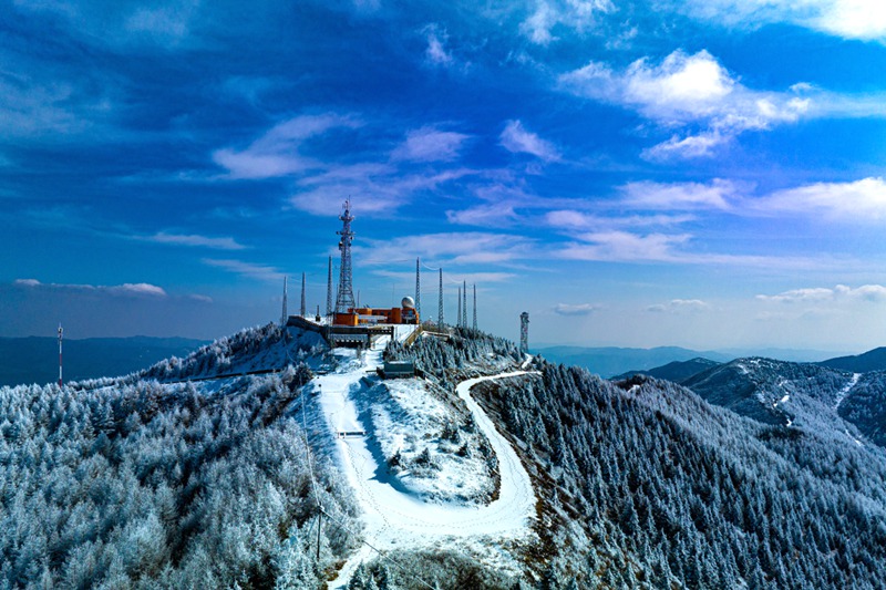 寧夏六盤山現霧凇美景。祁瀛濤攝