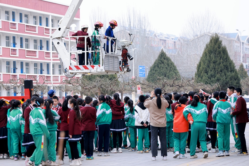 銀川市消防救援支隊走進金鳳區第四小學，開展消防安全知識培訓及應急疏散演練。郝瑞攝