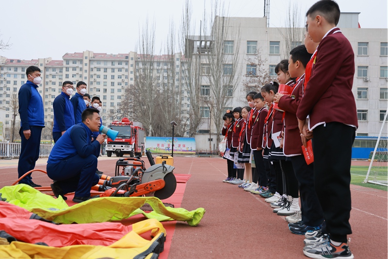 銀川市消防救援支隊走進金鳳區第四小學，開展消防安全知識培訓及應急疏散演練。郝瑞攝