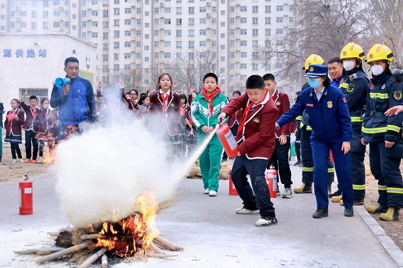 銀川市消防救援支隊走進金鳳區第四小學，開展消防安全知識培訓及應急疏散演練。郝瑞攝