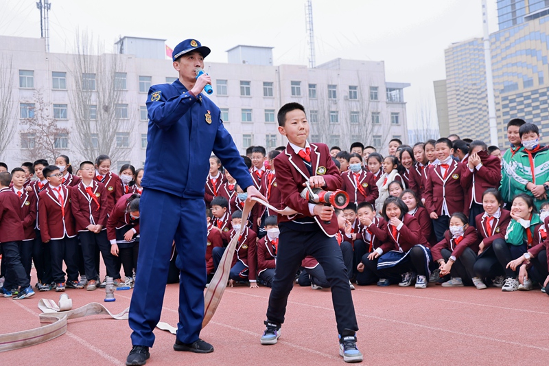 銀川市消防救援支隊走進金鳳區第四小學，開展消防安全知識培訓及應急疏散演練。郝瑞攝