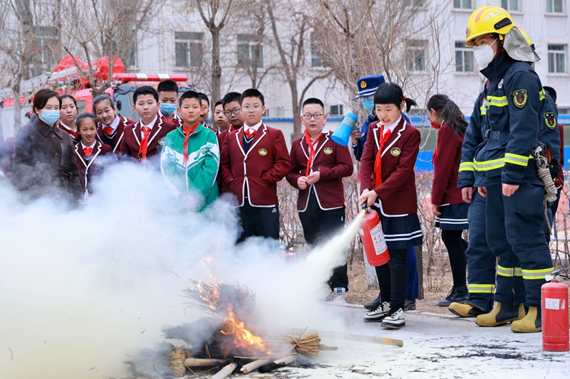 銀川市消防救援支隊走進金鳳區第四小學，開展消防安全知識培訓及應急疏散演練。郝瑞攝