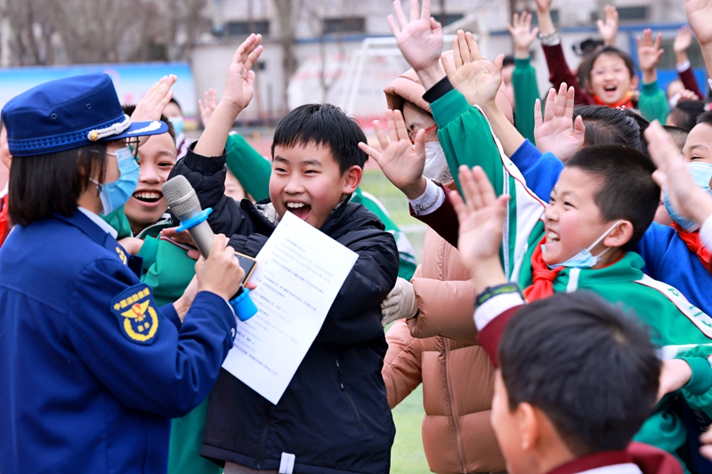 銀川市消防救援支隊走進金鳳區第四小學，開展消防安全知識培訓及應急疏散演練。郝瑞攝
