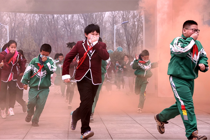 銀川市消防救援支隊走進金鳳區第四小學，開展消防安全知識培訓及應急疏散演練。郝瑞攝