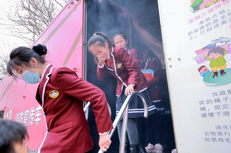 銀川市消防救援支隊走進金鳳區第四小學，開展消防安全知識培訓及應急疏散演練。郝瑞攝