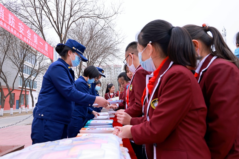 銀川市消防救援支隊走進金鳳區第四小學，開展消防安全知識培訓及應急疏散演練。郝瑞攝