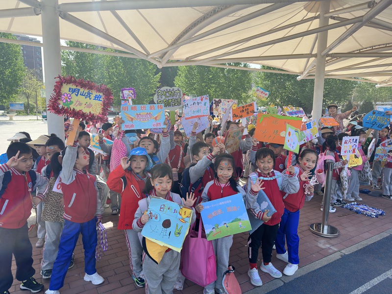 同學們為本班運動員加油。李藝杭攝