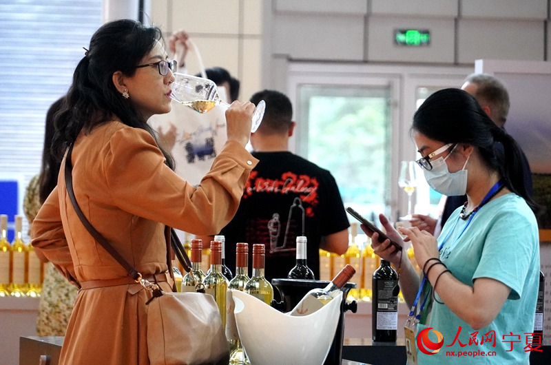參會嘉賓品嘗葡萄酒。人民網記者 高嘉蔚攝