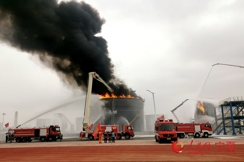 實戰滅火演練。本次演練模擬某化工企業煉油裝置和相鄰配套的罐區因管線泄漏導致爆炸起火。人民網記者 閻夢婕攝