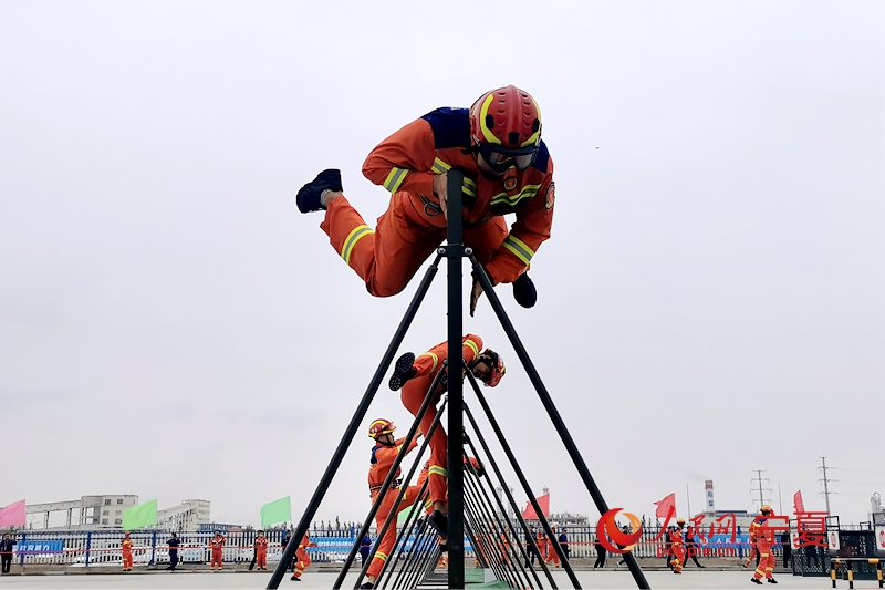 參賽隊員正在進行個人綜合體能的比賽。人民網記者 閻夢婕攝