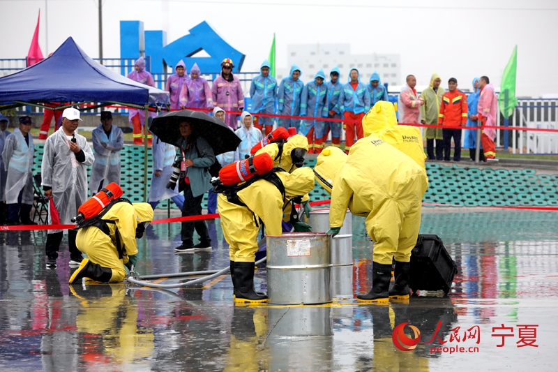 參賽隊伍正在進行危險化學品運輸槽車泄漏處置的比賽。人民網記者 閻夢婕攝