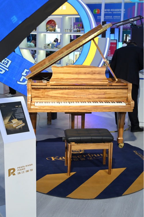 展館內展示的鋼琴。寧夏商務廳供圖