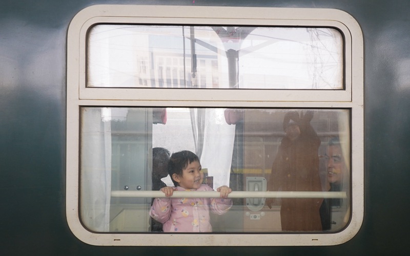 一名小朋友與家人乘坐列車出游。銀川客運段供圖