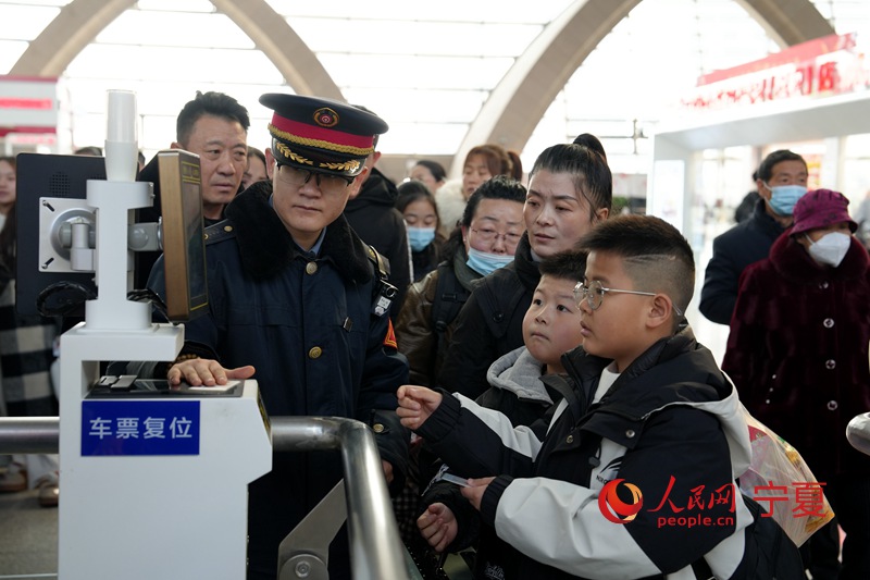 乘客準備進站乘車。人民網記者 閻夢婕攝