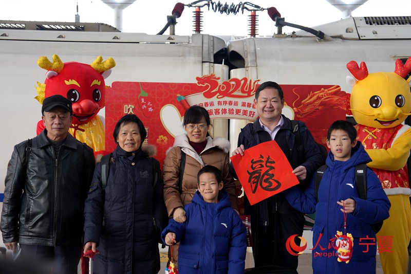 乘客與家人合影。人民網記者 閻夢婕攝