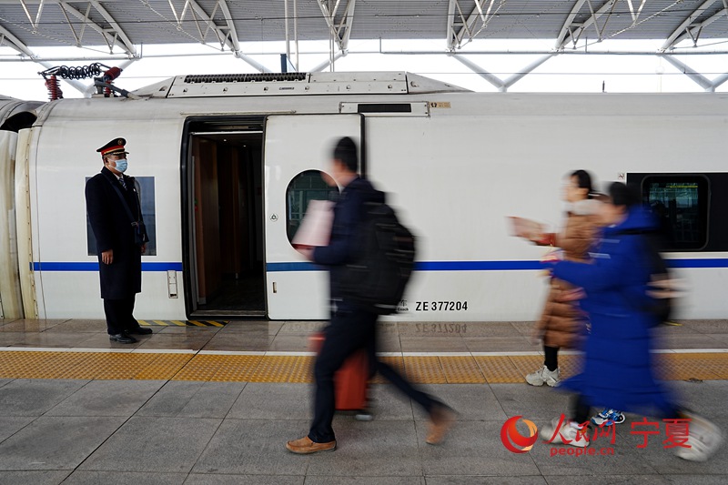 乘客進站準備乘車。人民網記者 閻夢婕攝