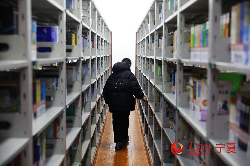 小讀者在尋找自己心儀的書。人民網記者 閻夢婕攝