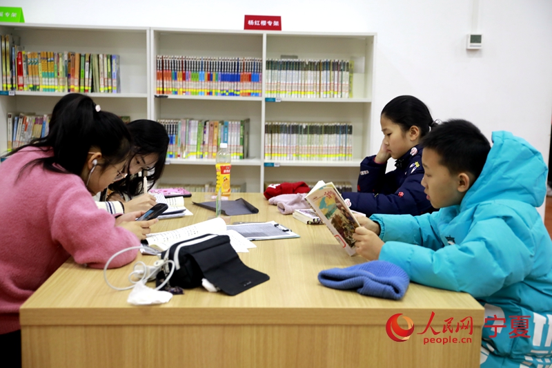 讀者在閱讀書籍。人民網記者 閻夢婕攝