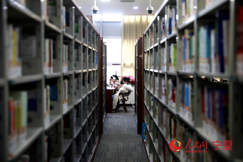 讀者在閱讀書籍。人民網記者 閻夢婕攝