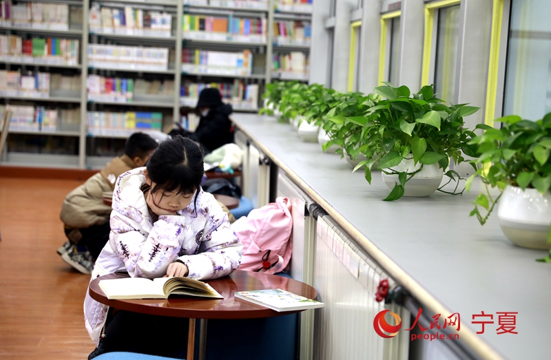 小讀者在閱讀。人民網記者 閻夢婕攝