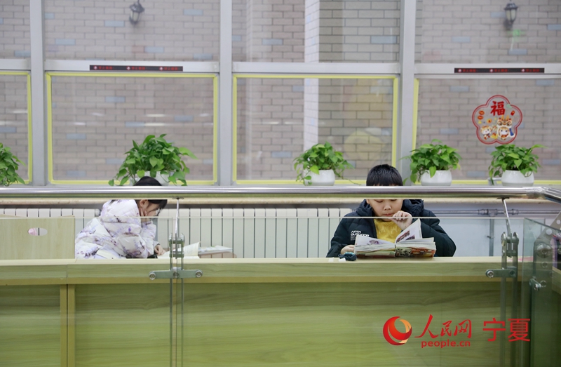 小讀者在閱讀。人民網記者 閻夢婕攝