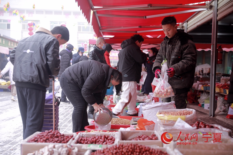 市民在選購物品。人民網記者 閻夢婕攝