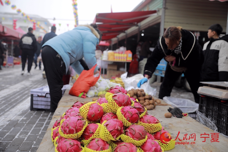 市民在選購物品。人民網記者 閻夢婕攝