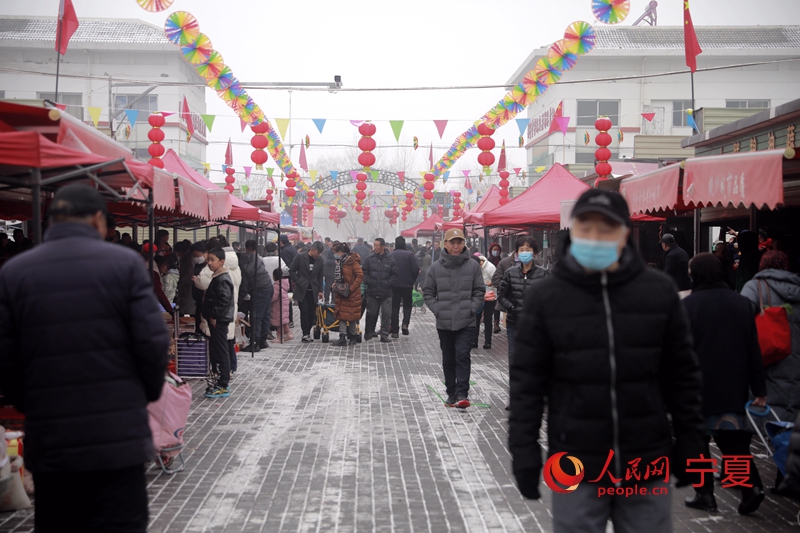 大集里人頭攢動。人民網記者 閻夢婕攝