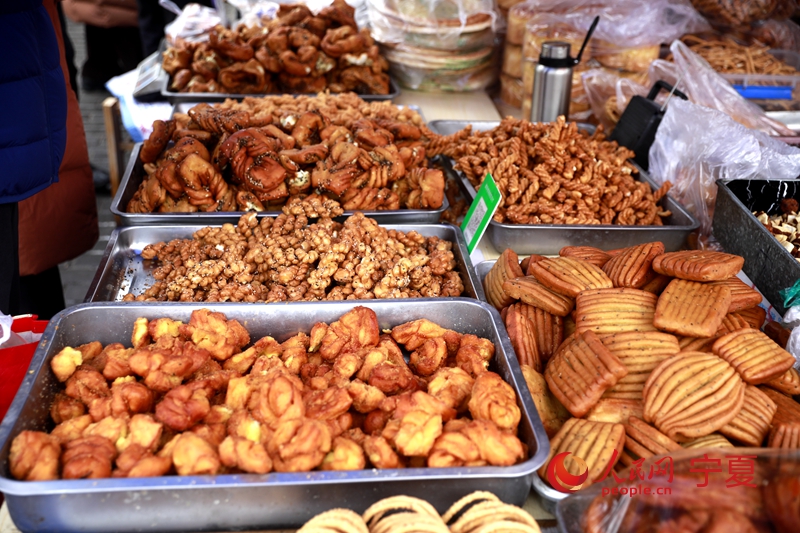 大集里的當地特色小吃。人民網記者 閻夢婕攝